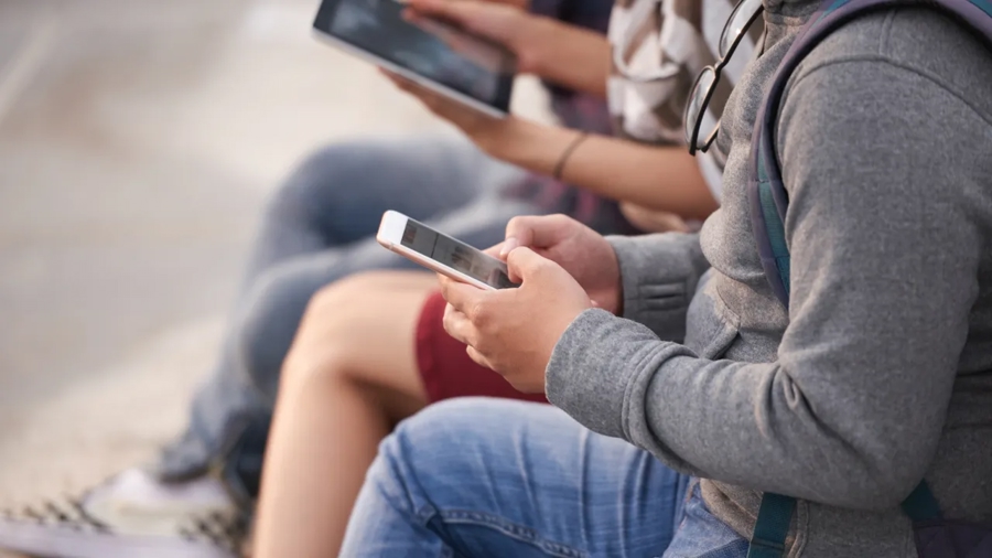 Violência digital ameaça saúde mental de crianças e adolescentes   