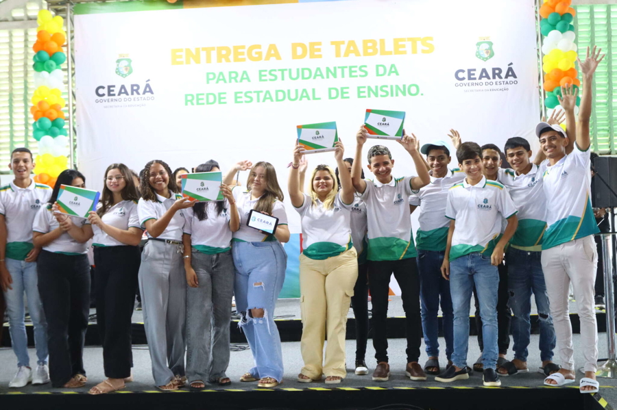 Inclusão digital: Governo do Ceará entrega tablets a estudantes da rede estadual em Arneiroz